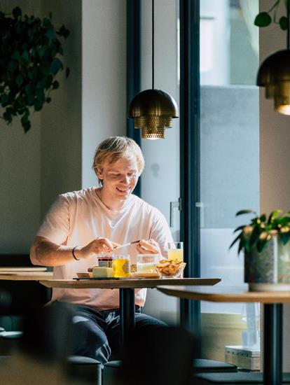 Marc Hofer fa colazione con i prodotti Qualità Alto Adige