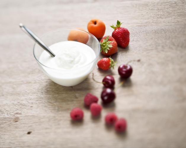 Joghurt und Früchte